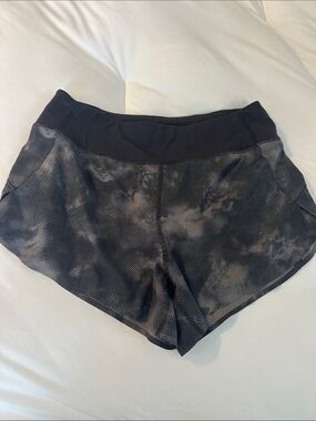 Athleta Black Gray Tie-Dye Run with it 3.5 in Athletic Shorts